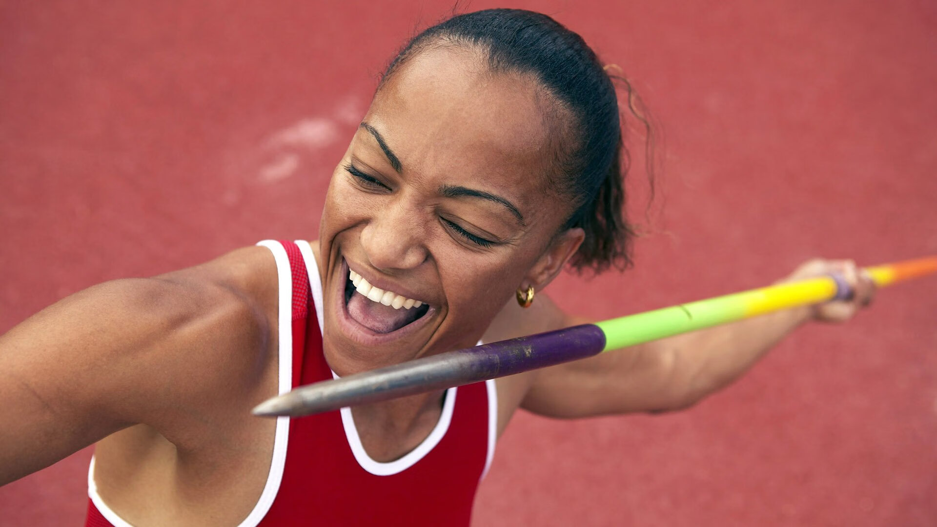 “举重赛事:高新体育中心赛场见证选手不屈的意志与爆发力”